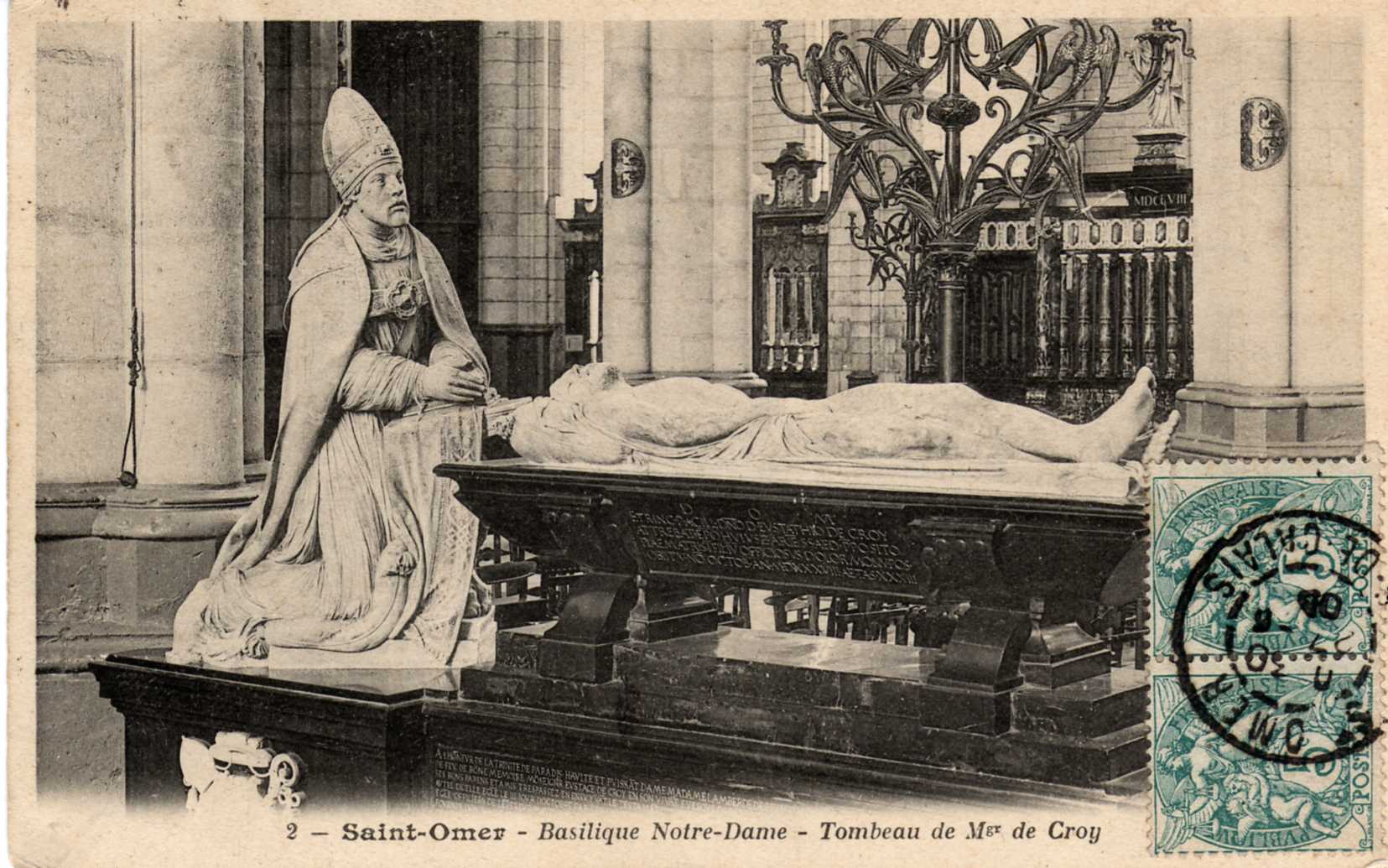 Le Mausolée d'Eustache de Croy décédé en 1528 Evêque d'Arras. Il est représenté agenouillé en habits pontificaux. Cette sculpture a été réalisée par Jacques du Broeucq .